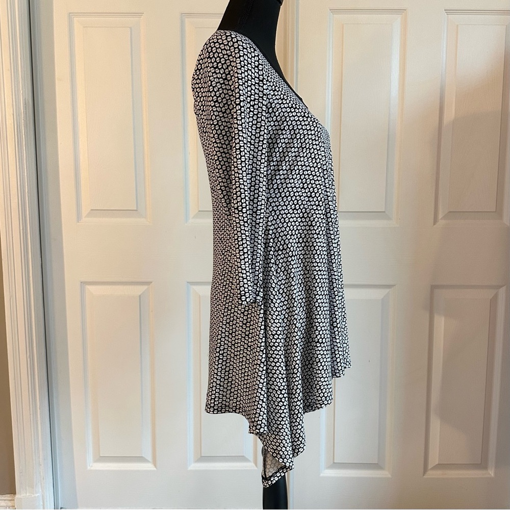 Karen Kane Black and White Coffee Bean Print Stretch Handkerchief Hem Tunic Top - Picture 4 of 6